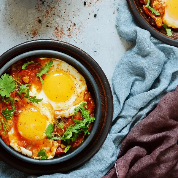 Lezzetli Shakshuka, kızarmış yumurta, domates soslu Paskalya Brunch için. Baharatlı domates biber sosu haşlanmış yumurta.