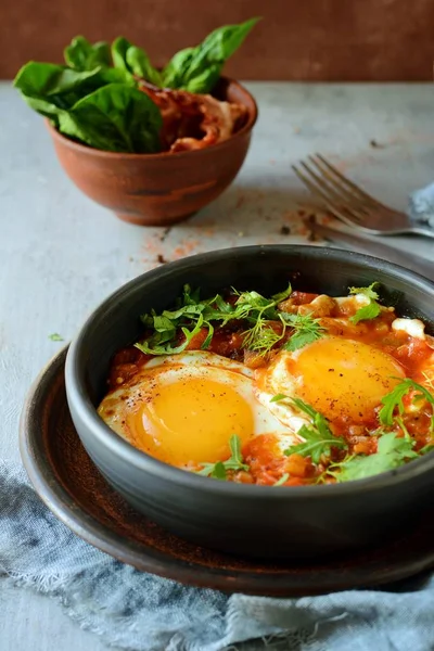 美味的沙克舒卡 复活节早午餐用番茄酱炒鸡蛋 番茄酱中煮的鸡蛋 — 图库照片