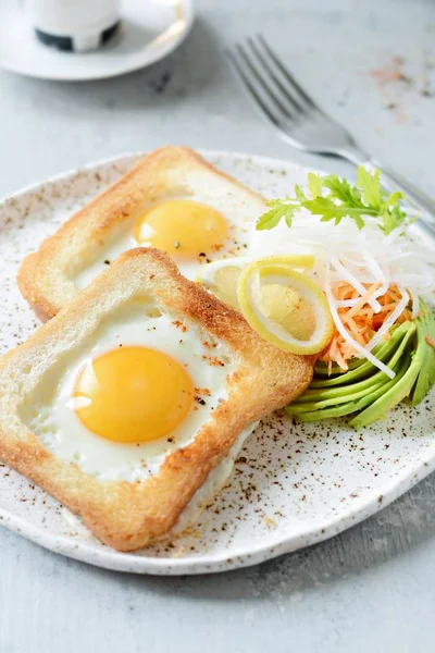 Amerikaans Ontbijt Een Plaat Met Gebakken Eieren Toast Met Tomaten — Stockfoto