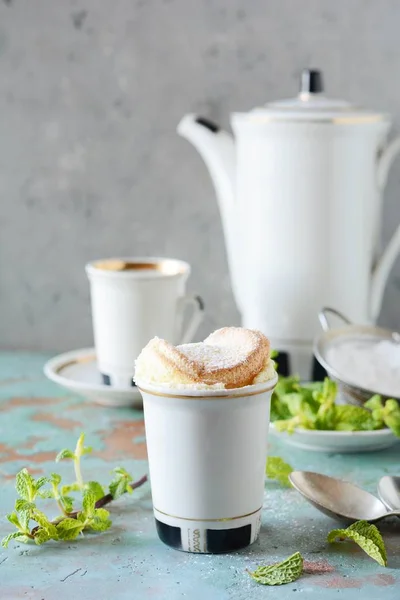 Ніжний Ванільний Souffl Ramekin Зледеніння Цукор Гарячою Кавою Свіжою Ятою — стокове фото