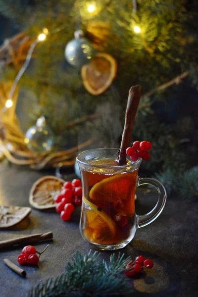 Weihnachtstee Mit Orange Und Gewürzen Selektiver Fokus Heißer Würziger Tee — Stockfoto