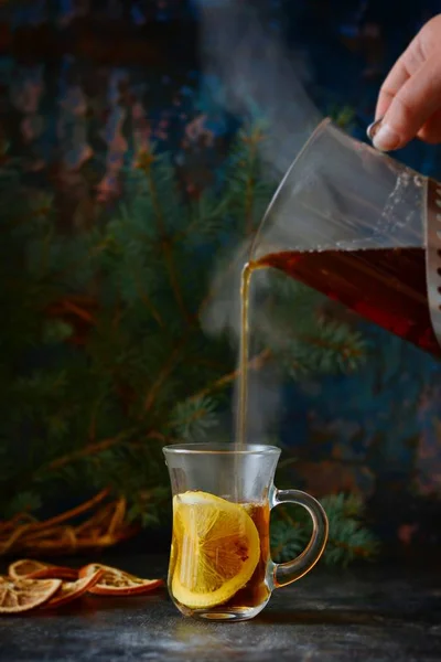 Vánoční Čaj Pomerančem Kořením Selektivní Soustředění Horký Kořeněný Čaj Tácu — Stock fotografie