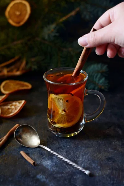 Weihnachtstee Mit Orange Und Gewürzen Selektiver Fokus Heißer Würziger Tee — Stockfoto