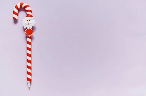 Lidar Com Forma Uma Cana Caramelo Natal Fundo Lilás Espaço — Fotografia de Stock