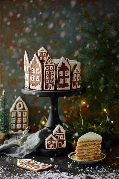 Ekşi krema, gingerbread ile dekore edilmiş ev yapımı tatlım pasta. Rustik tarzı. Noel dekor, atmosfer, kış arka plan