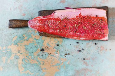 Gravlax, İskandinav pancarı panoda baharatlı somon, üst manzara, tuzlu kırmızı balık.