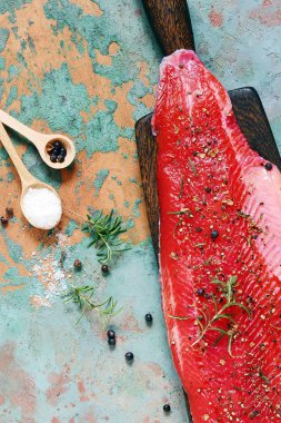 Gravlax, İskandinav pancarı panoda baharatlı somon, üst manzara, tuzlu kırmızı balık.