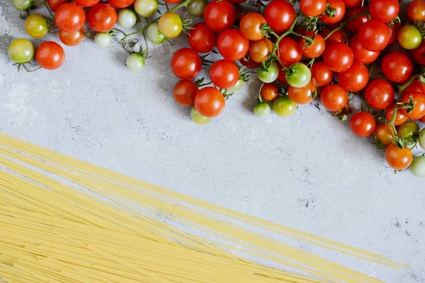 Rám Potravinové Těstoviny Ingredience Koncept Též Špagety Cherry Rajčat Modrém — Stock fotografie