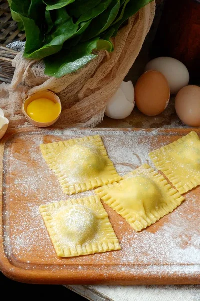 Leckere Rohe Ravioli Mit Ricotta Und Spinat Mit Mehl Und — Stockfoto