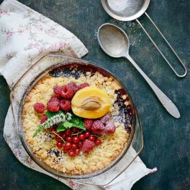 Berry kek, karanlık bir arka plan üzerinde yemek pişirme gevrek. Üstten görünüm. Lezzetli ışık Amerikan tatlı.