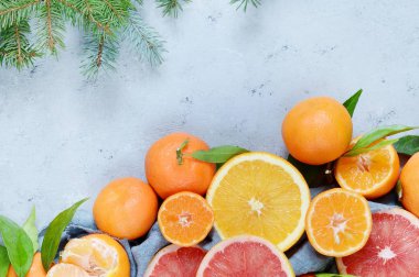 Turuncu, limon, greyfurt, mandalina, limon. Taze meyve. Karışık meyve arka planı. Sağlıklı beslenme, diyet, sağlıklı kahvaltı. Sağlıklı taze meyvelerin arka planı. 