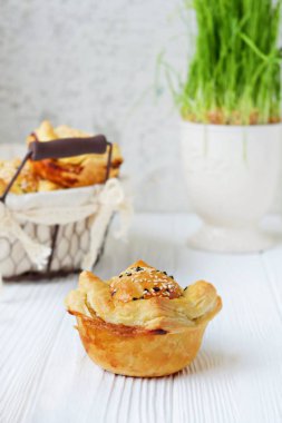 Puf böreği susam hafif bir arka plan üzerinde ile gelen etli turtalar. Taze geleneksel Avustralya et mini pasta.