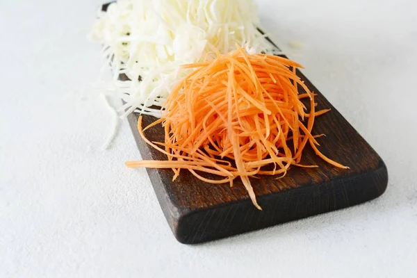 조각화 신선한 양배추와 배경에 보드에 발효에 한입니다 신선한 야채의 구색입니다 — 스톡 사진