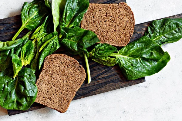 Pão Centeio Sanduíches Com Folhas Frescas Espinafre Suculento Uma Tábua — Fotografia de Stock