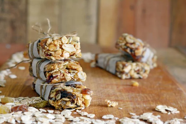 Ev yapımı granola enerji barlar ile incir, yulaf ezmesi, badem, Kuru yaban mersini, tarihleri, fındık, Kuru üzüm, susam ve sağlıklı snack, üstten görünüm alanı kopyalayın. Aperatif yiyecek. Sporcular ve öğrenciler için snack