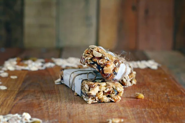 Ev yapımı granola enerji barlar ile incir, yulaf ezmesi, badem, Kuru yaban mersini, tarihleri, fındık, Kuru üzüm, susam ve sağlıklı snack, üstten görünüm alanı kopyalayın. Aperatif yiyecek. Sporcular ve öğrenciler için snack