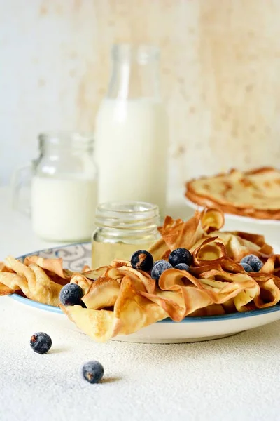 Hausgemachte Dünne Pfannkuchen Mit Beeren Honig Und Milch Zum Frühstück — Stockfoto