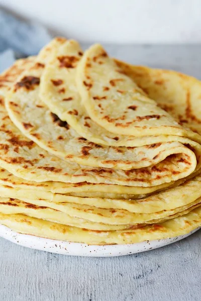 Norské Bramborové Palačinky Lefse Lehkém Pozadí Sýrem Zeleninou Tradiční Skandinávská — Stock fotografie