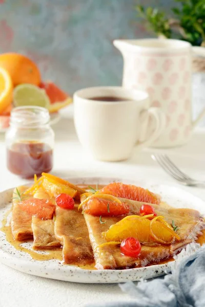 Pfannkuchen Crepe Suzette Zum Frühstück Mit Orangenkaramellsoße Orangenscheiben Limetten Und — Stockfoto