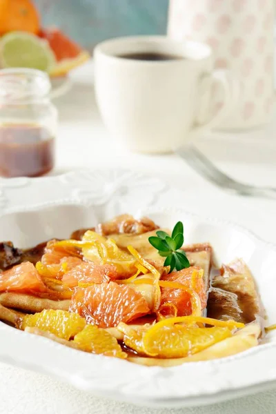 Pfannkuchen Crepe Suzette Zum Frühstück Mit Orangenkaramellsoße Orangenscheiben Limetten Und — Stockfoto