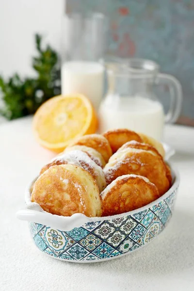 Hefepfannkuchen Puderzucker Mit Milch Und Honig Auf Hellem Hintergrund Hefegebäck — Stockfoto