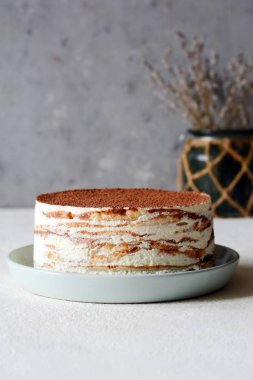 İnce krep kremalı, kakaolu, çikolatalı, dondurulmuş çilekli krep. Fransız kreplerinden lezzetli bir tatlı. İnce krepten yapılmış tiramisu keki..