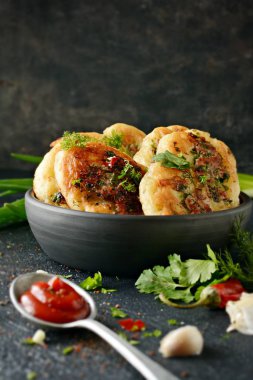 Kıyılmış et parçaları, dereotu, maydanoz ve yeşil soğan, sarımsak, domates sosu ve karanlık bir arka plan üzerine pul biber ile ev yapımı lezzetli gözleme. Snack seçenek krep. Kıyılmış etli börek