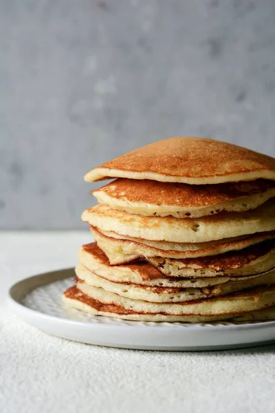 Süße Hausgemachte Pfannkuchen Mit Honig Zum Frühstück Auf Grauem Hintergrund — Stockfoto