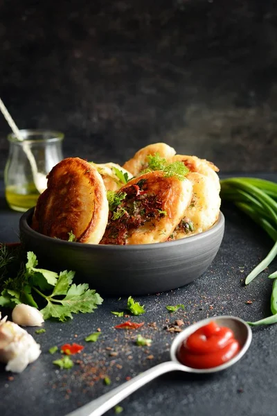 Kıyılmış et parçaları, dereotu, maydanoz ve yeşil soğan, sarımsak, domates sosu ve karanlık bir arka plan üzerine pul biber ile ev yapımı lezzetli gözleme. Snack seçenek krep. Kıyılmış etli börek