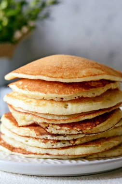 Tatlı ev yapımı yığını, krep gri bir arka plan günü kahvaltıda bal ile. Tatlı güzel kahvaltı. Brunch. Ailece kahvaltı. Kafeterya, Restoran, fast food çıkışları, barlar için kavramı