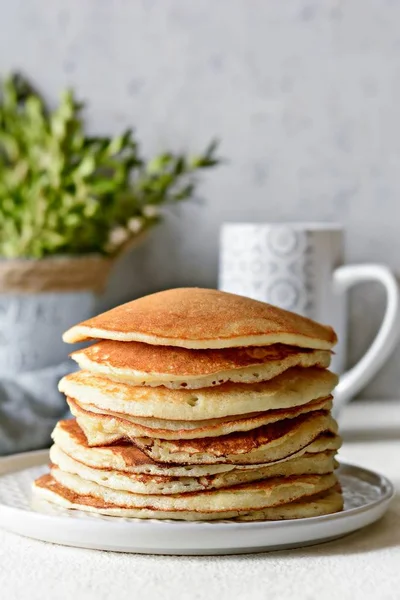 Süße Hausgemachte Pfannkuchen Mit Honig Zum Frühstück Auf Grauem Hintergrund — Stockfoto