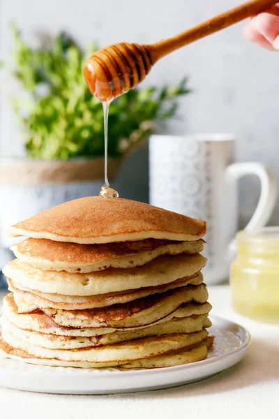 Süße Hausgemachte Pfannkuchen Mit Honig Zum Frühstück Auf Grauem Hintergrund — Stockfoto