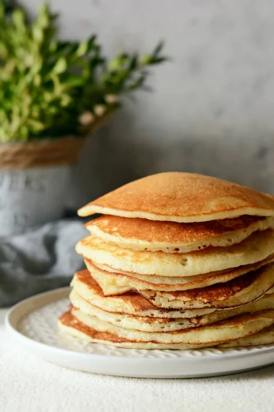 Süße Hausgemachte Pfannkuchen Mit Honig Zum Frühstück Auf Grauem Hintergrund — Stockfoto