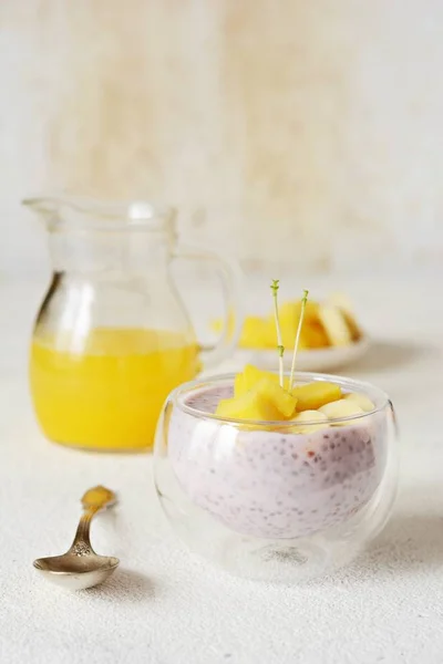 Budino Chia Con Polpa Mango Bellissimi Bicchieri Con Foglie Menta — Foto Stock