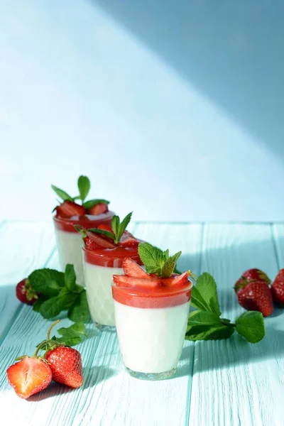 Postre Italiano Panakota Con Fresas Bayas Frescas Menta Sobre Fondo —  Fotos de Stock