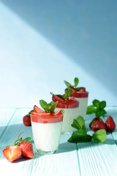 Postre Italiano Panakota Con Fresas Bayas Frescas Menta Sobre Fondo —  Fotos de Stock