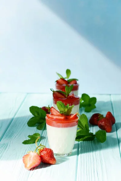 Postre Italiano Panakota Con Fresas Bayas Frescas Menta Sobre Fondo —  Fotos de Stock