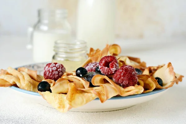 Hausgemachte Dünne Pfannkuchen Mit Beeren Honig Und Milch Zum Frühstück — Stockfoto