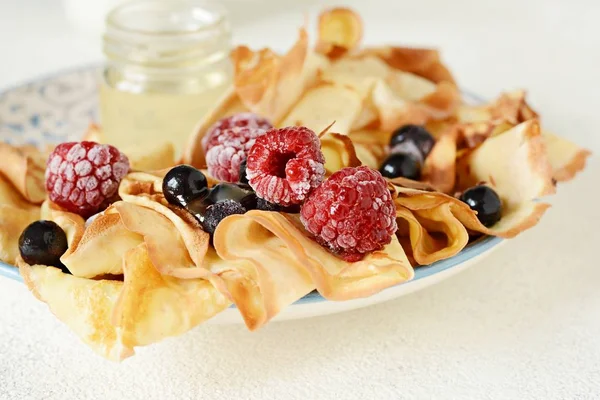 Hausgemachte Dünne Pfannkuchen Mit Beeren Honig Und Milch Zum Frühstück — Stockfoto