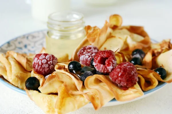 Hausgemachte Dünne Pfannkuchen Mit Beeren Honig Und Milch Zum Frühstück — Stockfoto