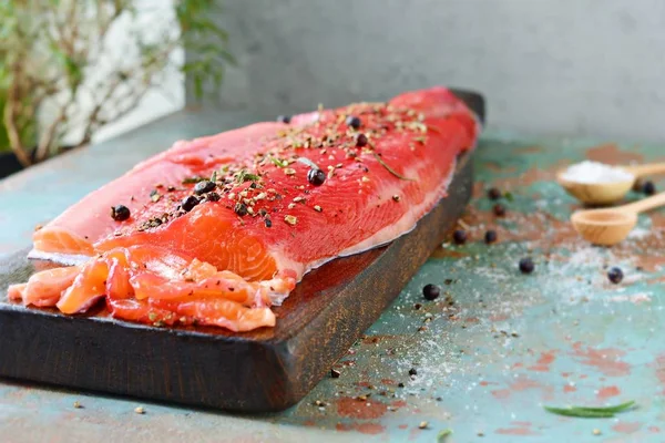 Gravlax, İskandinav pancarı panoda baharatlı somon, üst manzara, tuzlu kırmızı balık.