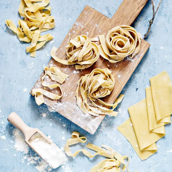 Massa Amarela Crua Italiana Pappardelle Fettuccine Tagliatelle Fundo Azul Close — Fotografia de Stock