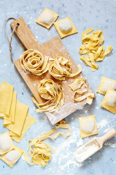 Hausgemachte Italienische Pasta Ravioli Fettuccine Tagliatelle Auf Einem Holzbrett Und — Stockfoto