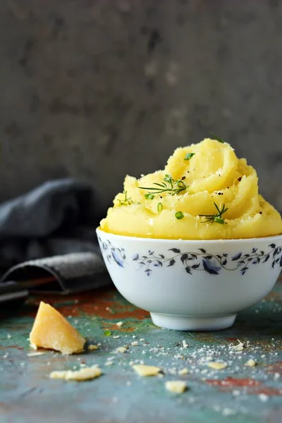 Purè Patate Con Burro Olio Oliva Verdure Fette Parmigiano Fondo — Foto Stock