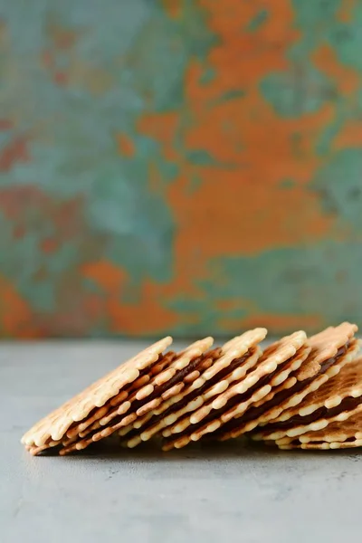 Una Pila Cialde Olandesi Belghe Con Caramello Salato Fondo Grigio — Foto Stock