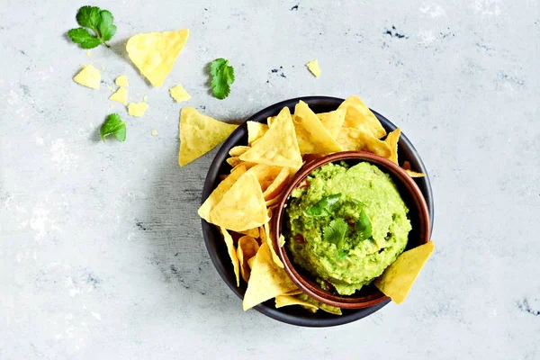 Skål Med Guacamole Dip Med Majs Nachos Chips Och Ingredienser — Stockfoto