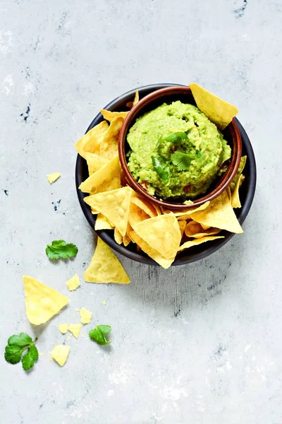 Skål Med Guacamole Dip Med Majs Nachos Chips Och Ingredienser — Stockfoto