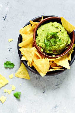 Mısır nachos (cips) ve malzemeler, seçici odak ile guacamole daldırma Bowl. Meksika ulusal yemeği.