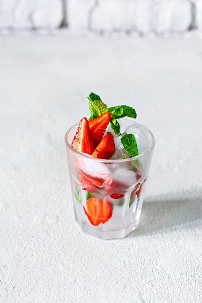 Agua Con Hielo Jarabe Fresa Fresas Frescas Menta Una Taza —  Fotos de Stock