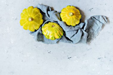 Kabak sebzesi. Yeşil ve sarı börek kabağı grubu. Gri arkaplanda olgun kabak.